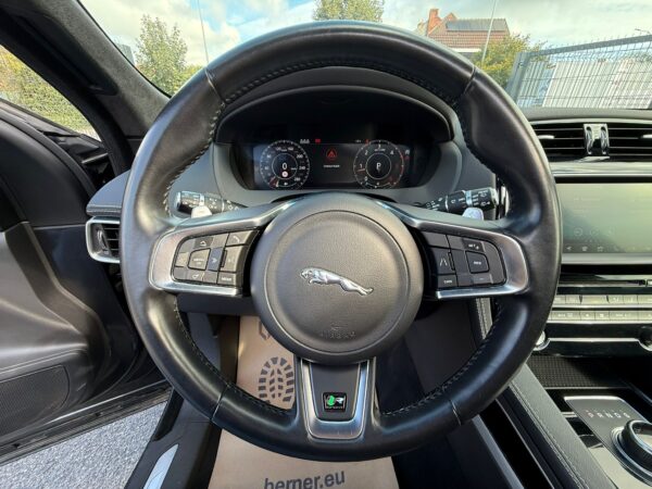 Jaguar F-Pace 2.0 D AWD R-Sport / PACK SPORT / PANO / CUIR / LED - Image 13