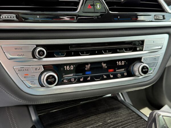 BMW 740 e iPerformance / FULL SERVICE / CUIR / TOIT OUVRANT - Image 19