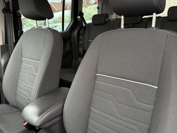 Ford Tourneo Connect 1.5 TDCi PANO / REGU / CLIM / CAMERA - Image 10